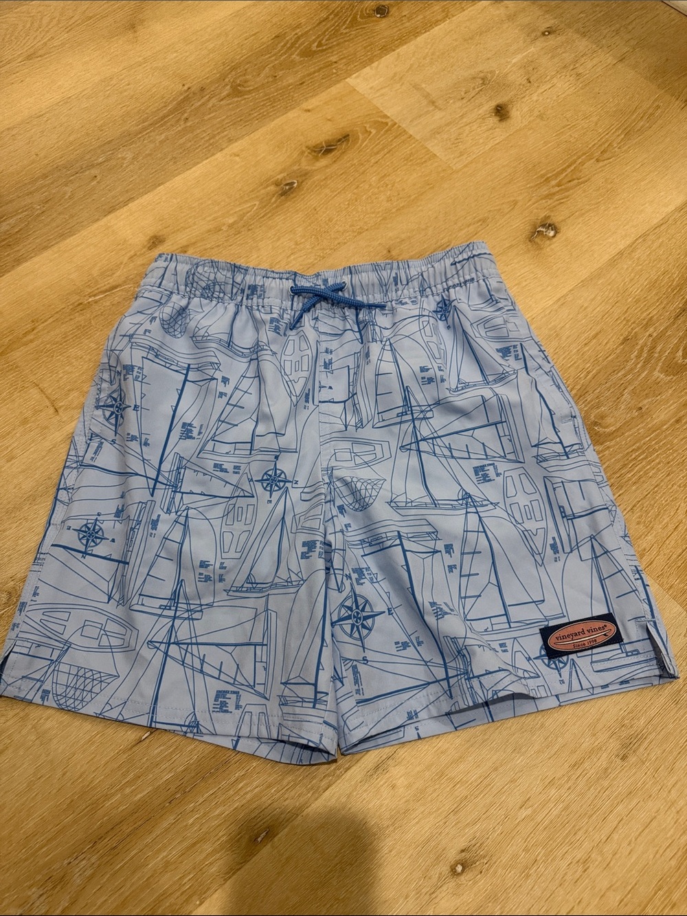 Vineyard Vines Boy’s M sailboat swim trunk